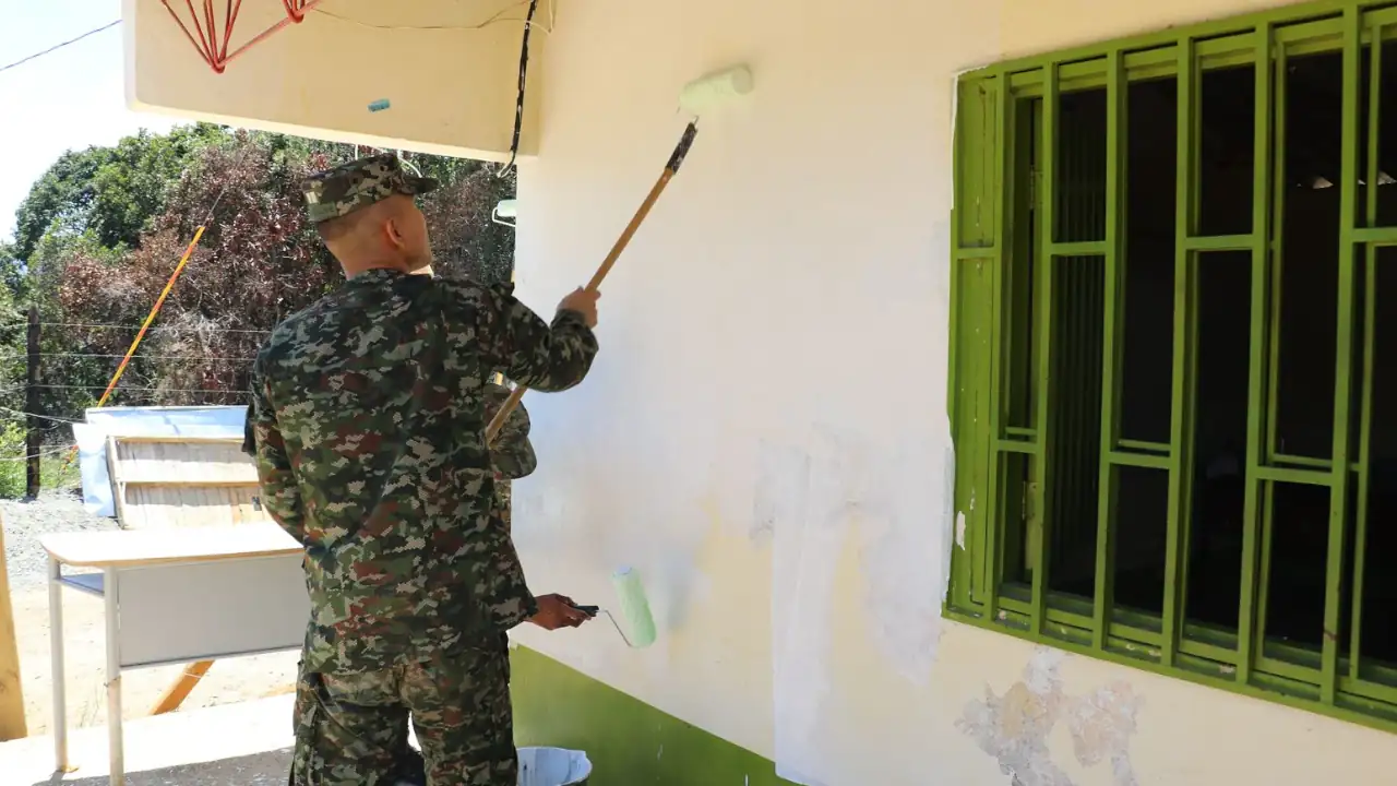 Soldados apadrinaron una escuelita rural de Caicedo, Antioquia; la embellecieron para los niños 2 Soldados apadrinaron una escuelita rural de Caicedo, Antioquia; la embellecieron para los niños