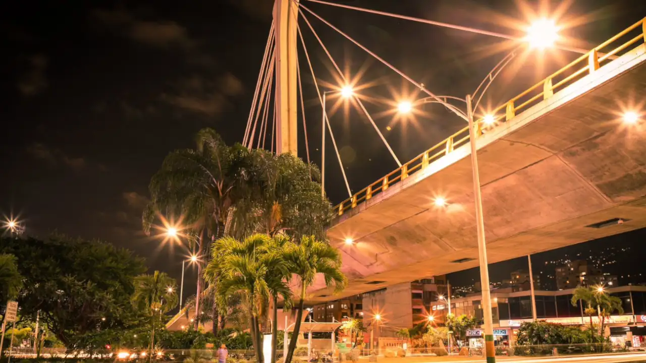 Envigado: hay cierre del Puente Los Fundadores por instalación de alumbrado navideño