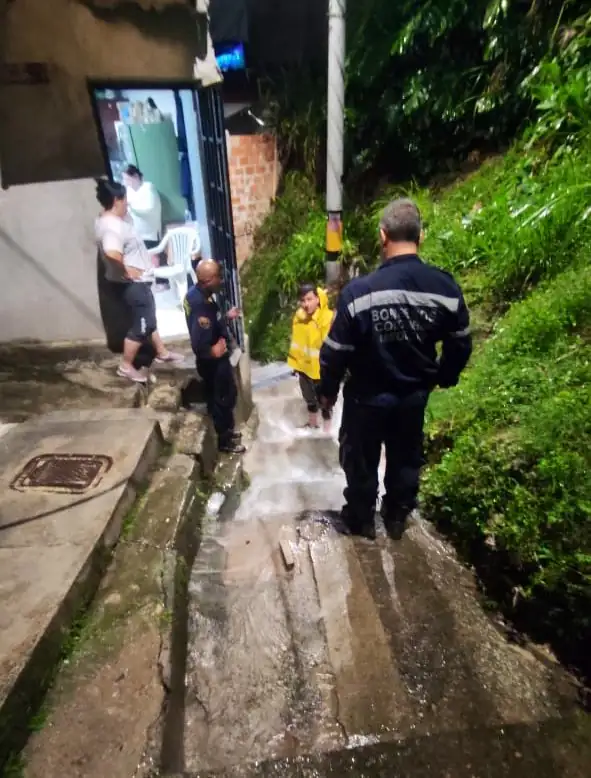 Bomberos Medellín y EPM atienden ruptura de tubería en el barrio El Pesebre 2 Bomberos Medellín y EPM atienden ruptura de tubería en el barrio El Pesebre