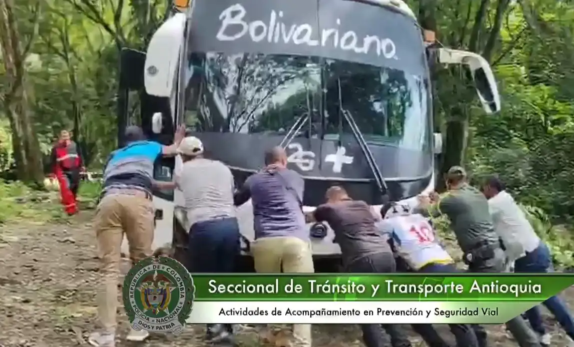 Bus con 26 pasajeros se salió de la vía hacia barranco para esquivar a un tracto camión imprudente