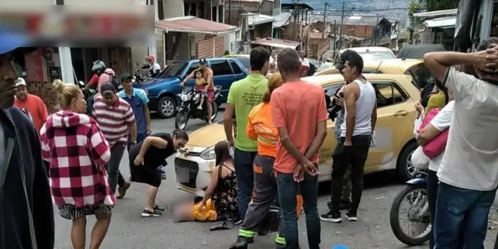 Conductor de taxi resulta herido tras volcamiento en Robledo Aures