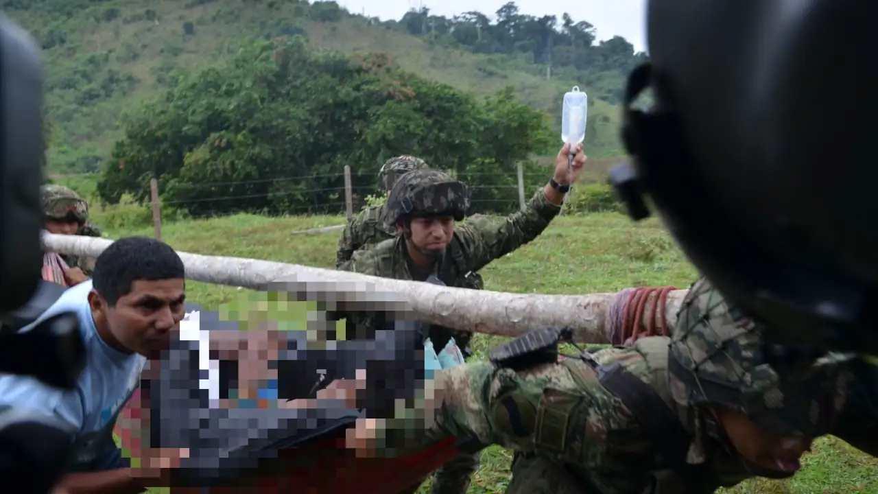 Fuerza Aérea ayuda a campesino afectado por mina antipersonal en Segovia, Antioquia