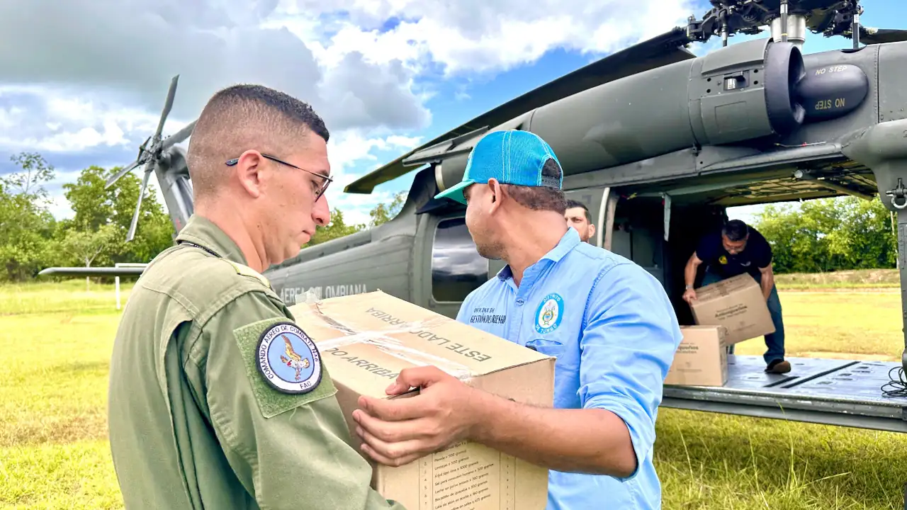 Fuerza Aeroespacial Colombiana lleva ayudas familias damnificadas tras la erupción del volcán en Urabá