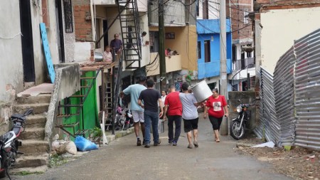 Medellín responde a la emergencia en Santa Cruz con más de 20 millones en ayudas para 305 familias