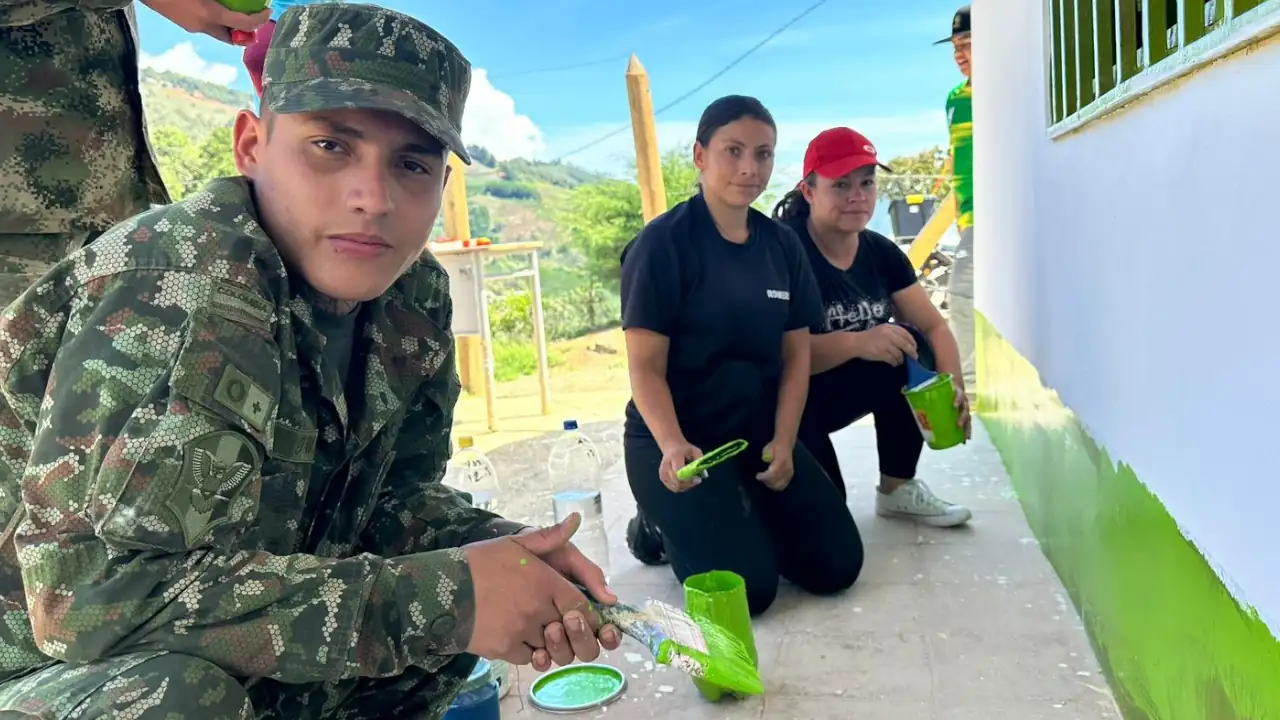 Soldados apadrinaron una escuelita rural de Caicedo, Antioquia; la embellecieron para los niños 1 Soldados apadrinaron una escuelita rural de Caicedo, Antioquia; la embellecieron para los niños