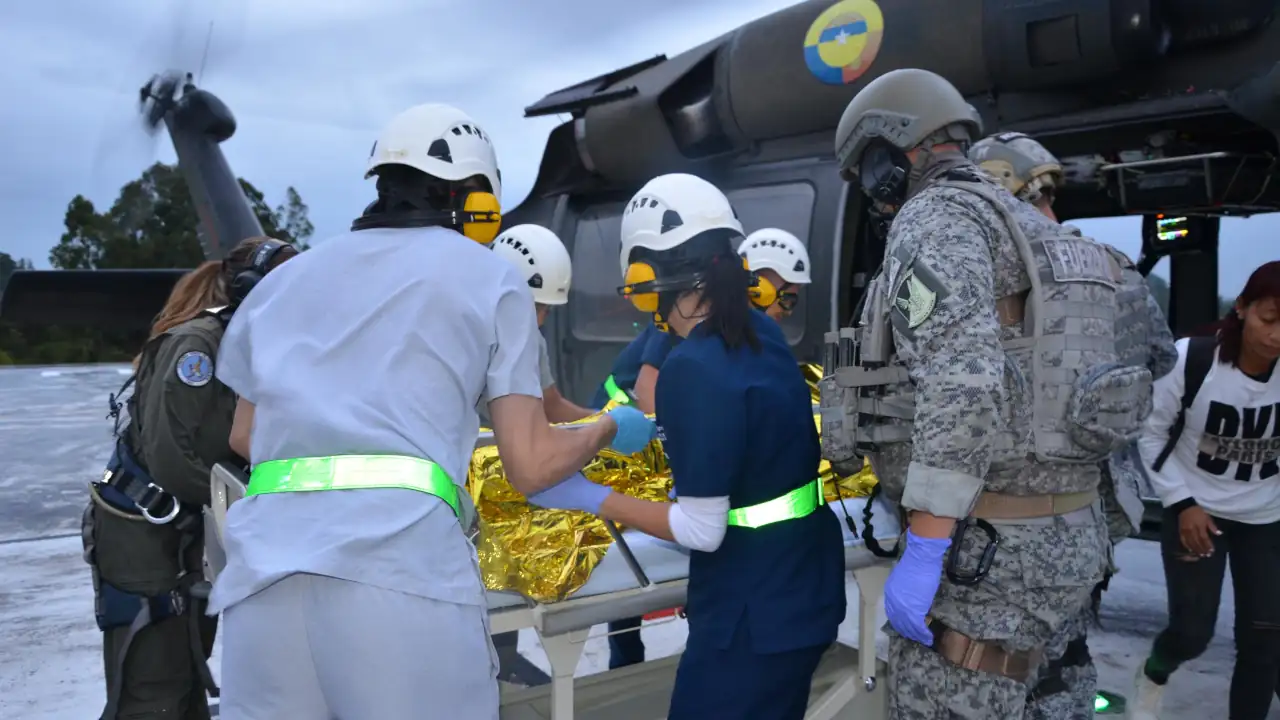 Fuerza Aérea ayuda a campesino afectado por mina antipersonal en Segovia, Antioquiac