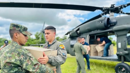 Fuerza Aeroespacial Colombiana lleva ayudas familias damnificadas tras la erupción del volcán en Urabá Fuerza Aeroespacial Colombiana lleva ayudas familias damnificadas tras la erupción del volcán en Urabá
