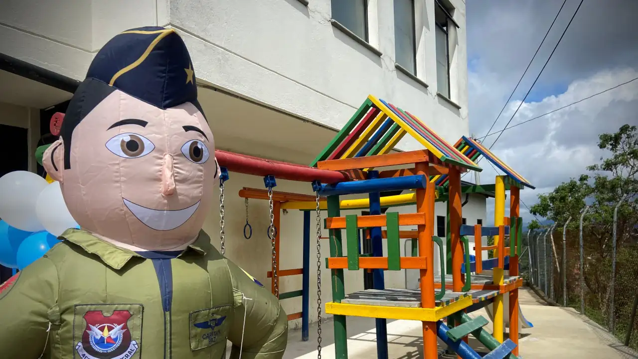 Rionegro recibe el apoyo de la Fuerza Aeroespacial Colombiana para mejorar sus escuelas 1 Rionegro recibe el apoyo de la Fuerza Aeroespacial Colombiana para mejorar sus escuelas