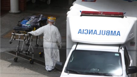 ¡Falta de cultura y empatía! Una ambulancia registró en video su trayecto de emergencia, se observan carros que no dieron vía