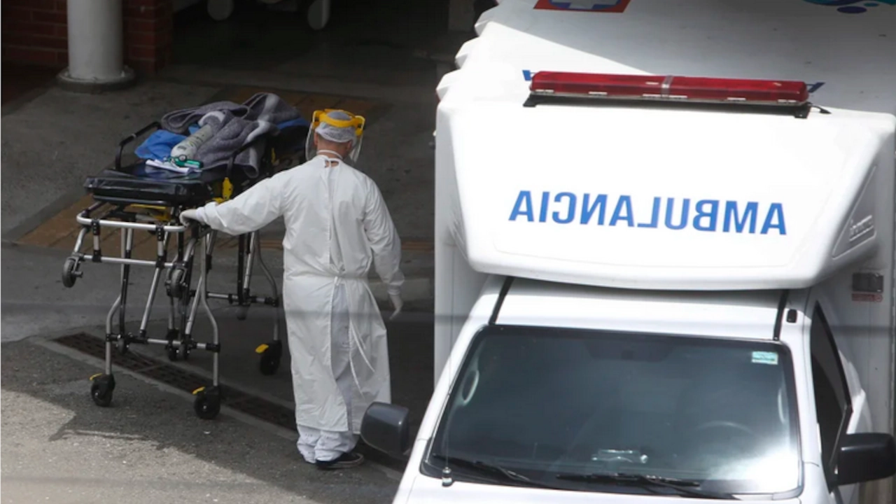 ¡Falta de cultura y empatía! Una ambulancia registró en video su trayecto de emergencia, se observan carros que no dieron vía