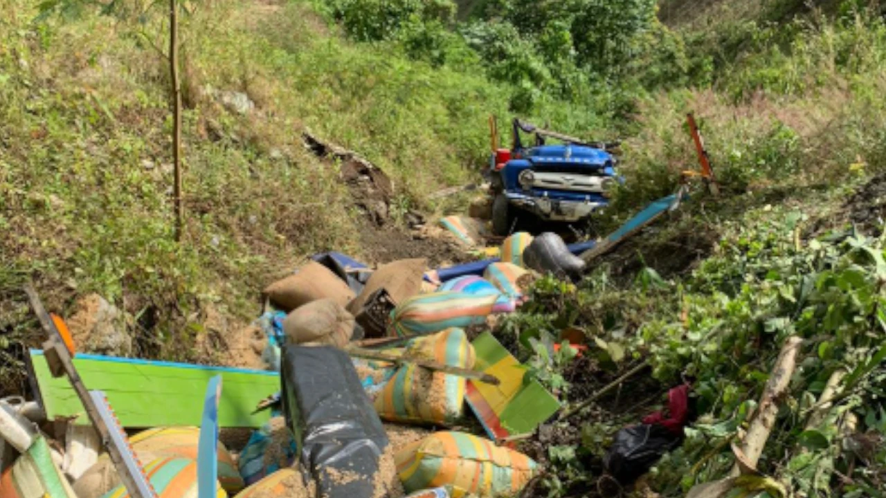 ¡Qué tragedia! Accidente en Ituango deja un conductor fallecido y cuatro heridos, incluida una mujer embarazada accidente-Ituango-chiva-bus-escalera