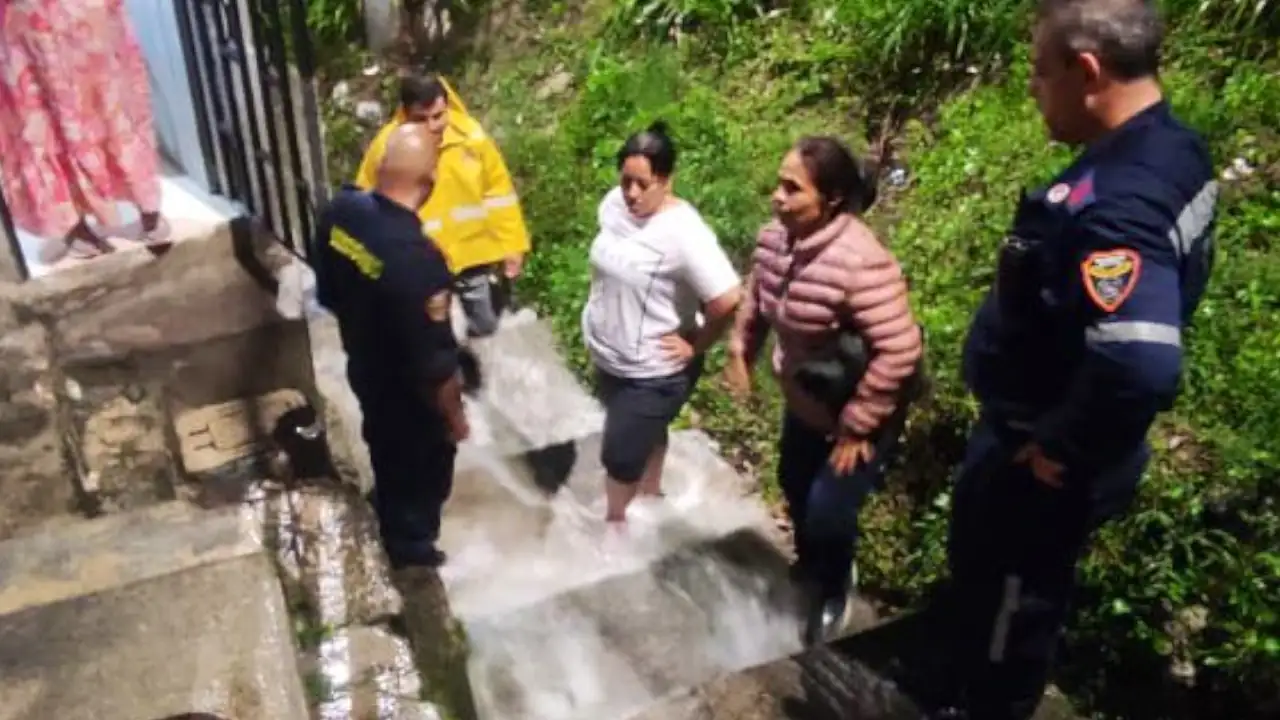 Bomberos Medellín y EPM atienden ruptura de tubería en el barrio El Pesebre 1 Bomberos Medellín y EPM atienden ruptura de tubería en el barrio El Pesebre