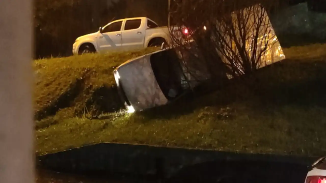Conductor quedó atrapado en su vehículo tras volcarse en la Loma del Indio