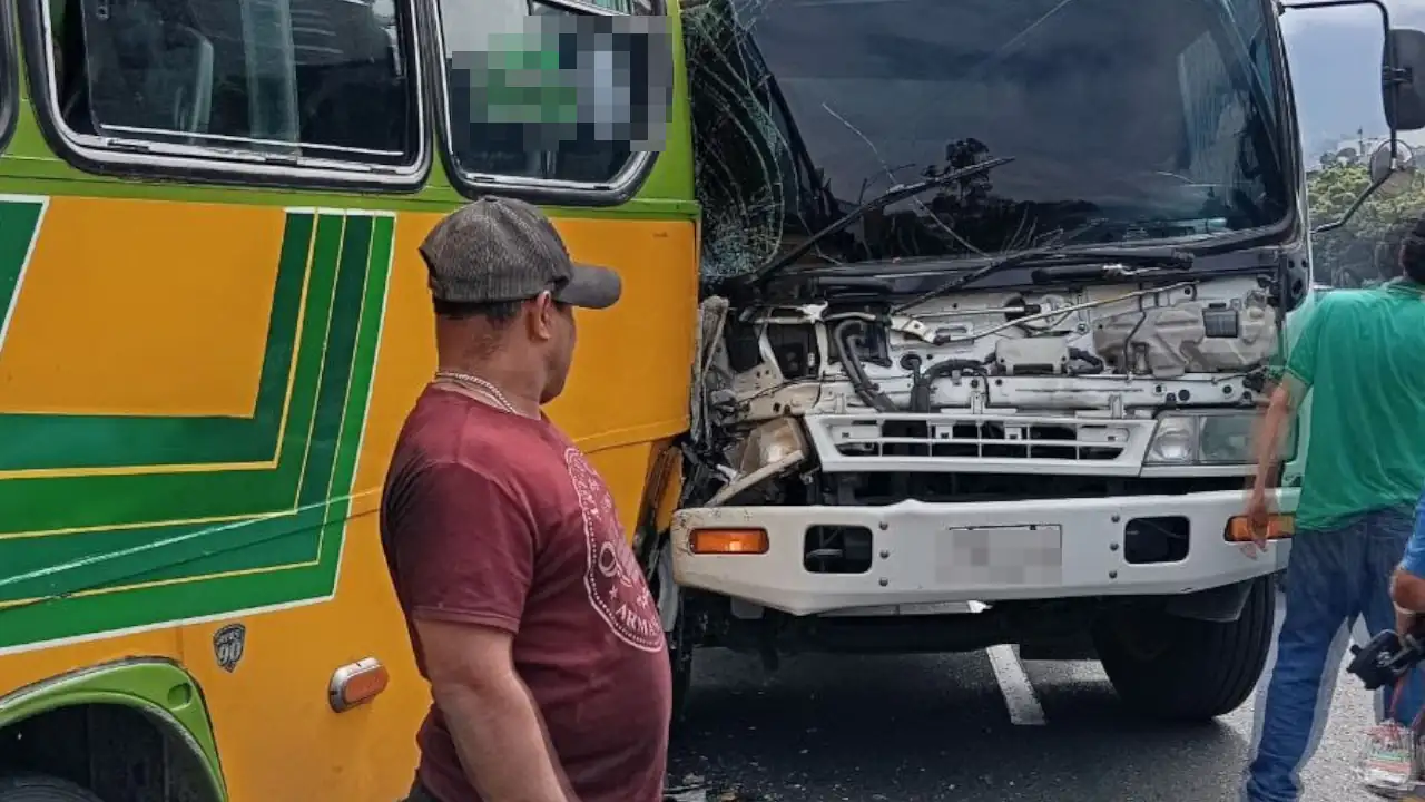 Choque entre bus y volqueta en Medellín deja cuatro pasajeros heridos Cuatro pasajeros de un bus resultaron lesionados tras el choque con una volqueta en Medellín