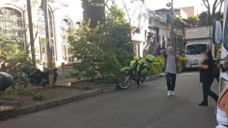 En zona céntrica de Medellín un hombre fue atacado por sicarios en plena calle En zona céntrica de Medellín un hombre fue atacado por sicarios en plena calle