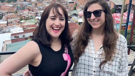 Mara Wilson, la actriz de Matilda, visita Medellín y recorre la Comuna 13
