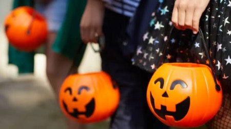 Cuidado padres: Niña de 9 años estuvo a punto de tragarse un alfiler en un dulce de Halloween