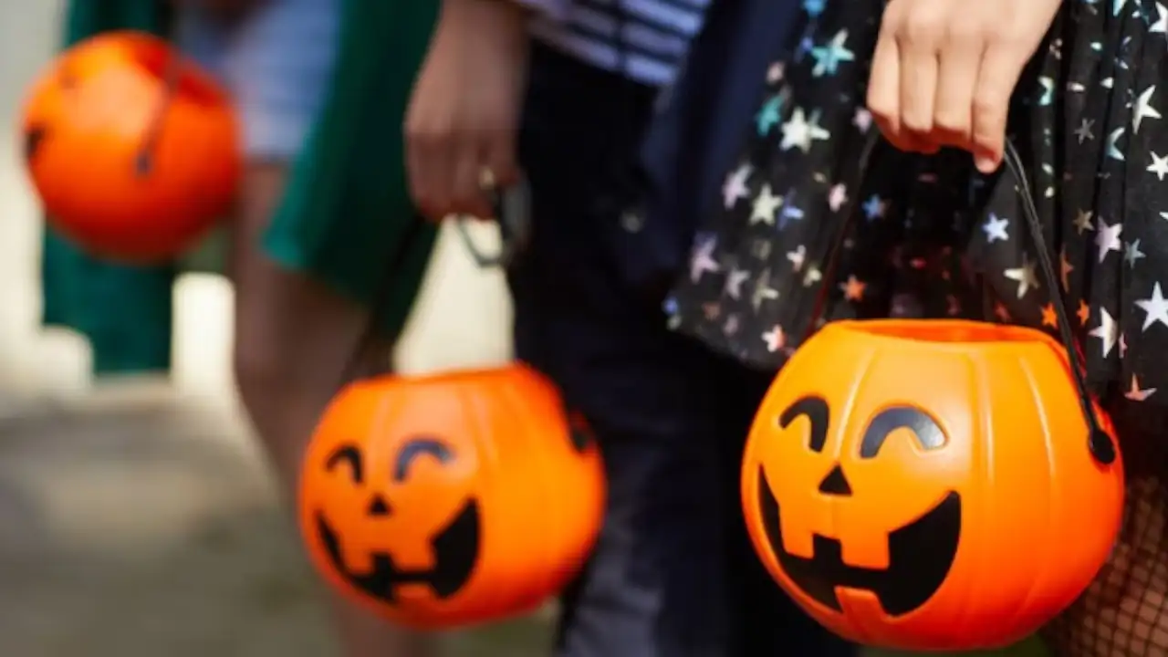 Cuidado padres: Niña de 9 años estuvo a punto de tragarse un alfiler en un dulce de Halloween