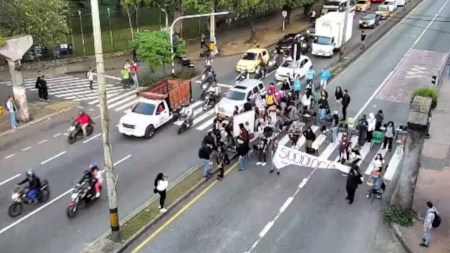 ¡Atención! Por protesta, hay paso intermitentes en la Cl. Barranquilla, a la altura de la Universidad de Antioquia