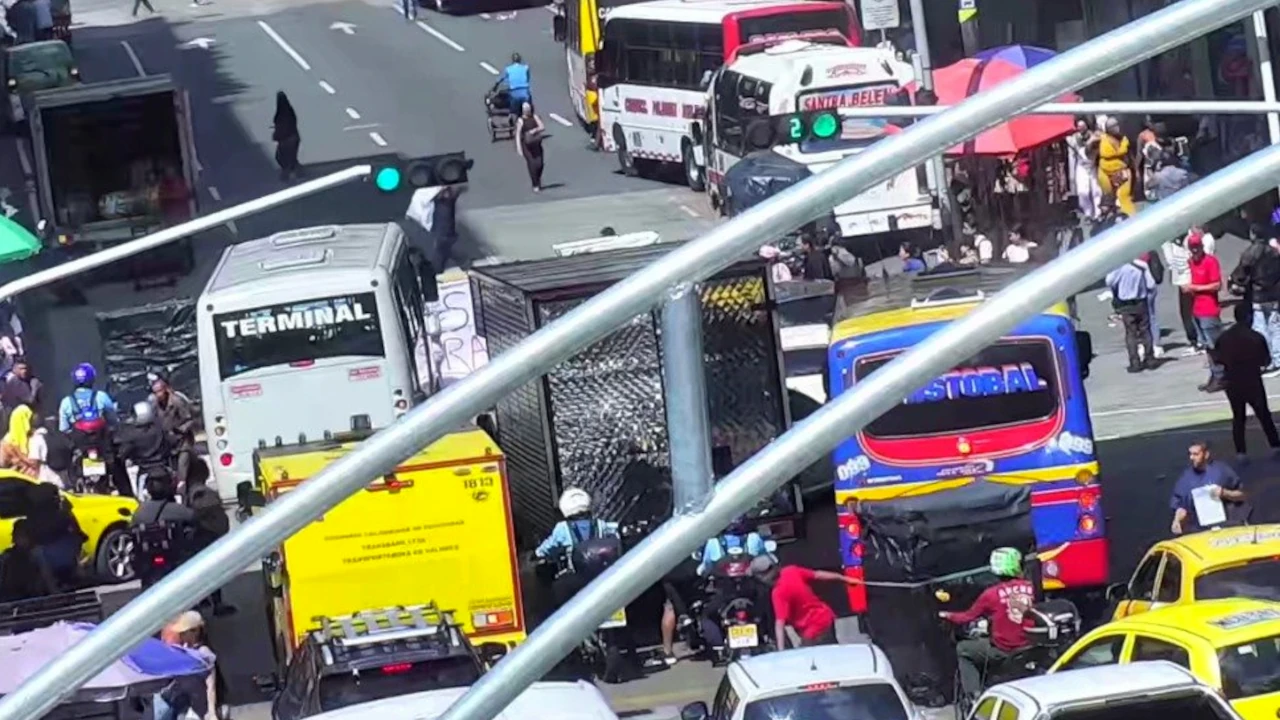 ¡Pilas, mucho taco! por movilización ciudadana, hay cierres interminentes en la Calle 50, cerca del Parque Berrío Taco-Centro.medellin-vias-cerradas.movilizacion