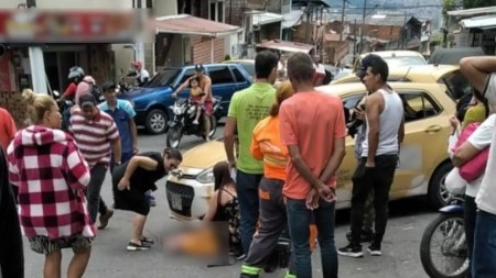 Conductor de taxi resulta herido tras volcamiento en Robledo Aures