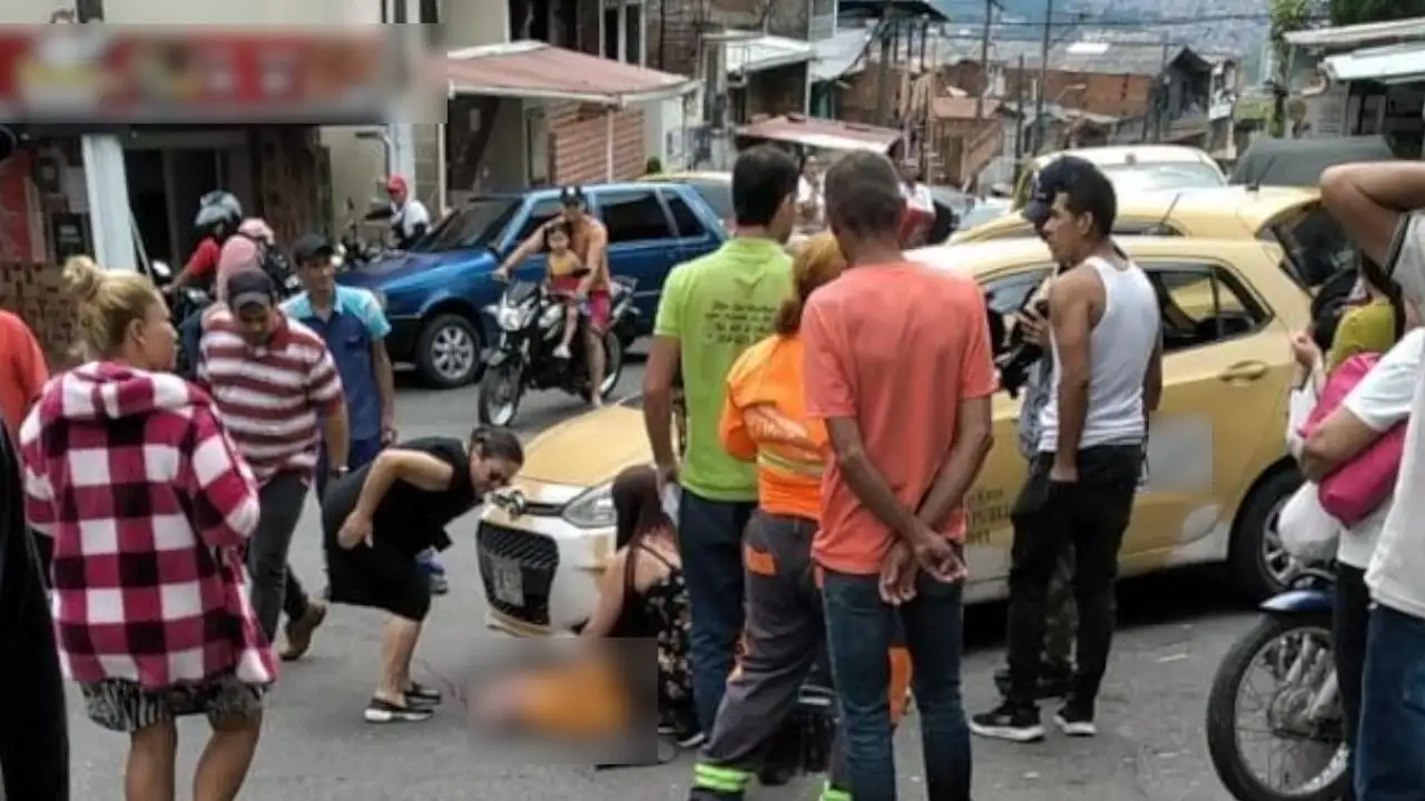 Conductor de taxi resulta herido tras volcamiento en Robledo Aures