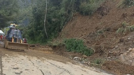 ¡Vía Santa Elena habilitada! Recomiendan transitar con precaución en el sector Mirador