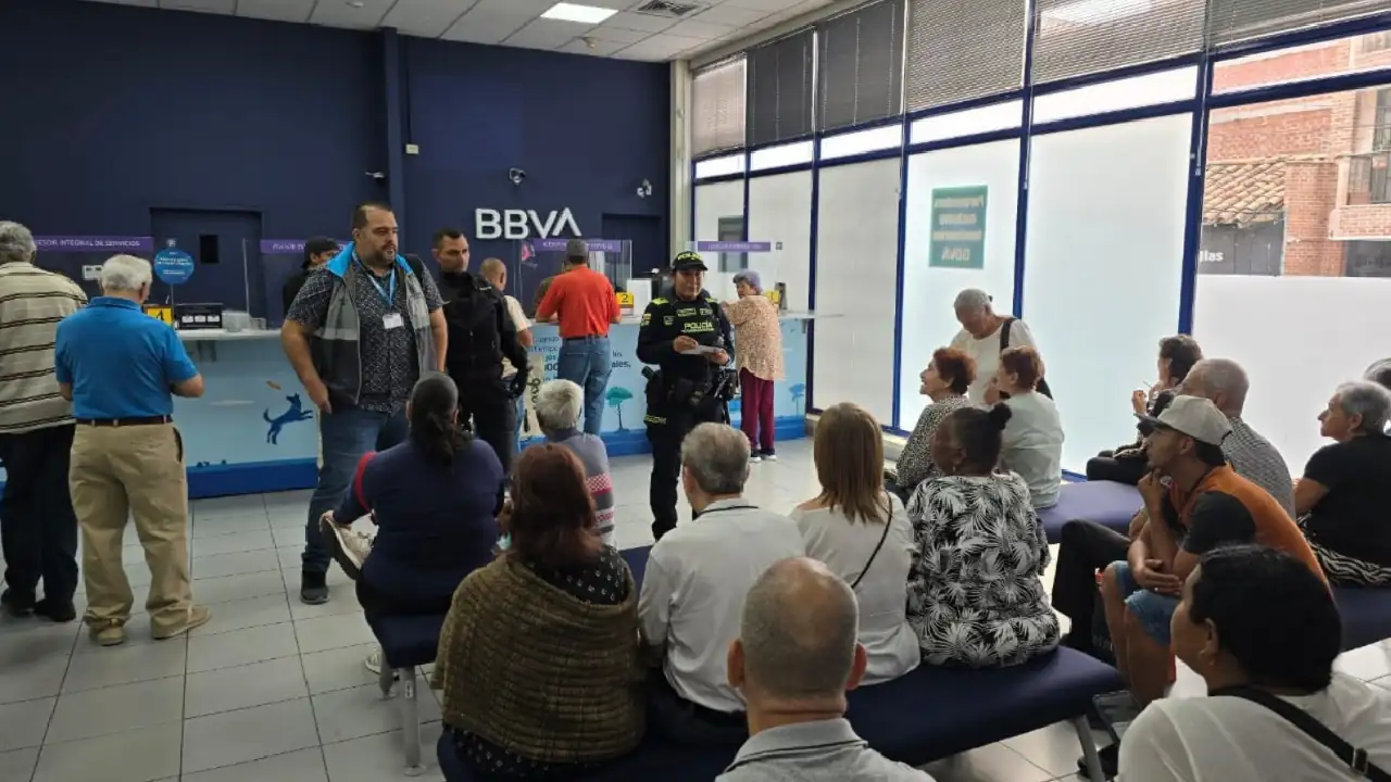 ¡Por la seguridad de su bolsillo! Autoridades intensifican presencia en entidades bancarias de Medellín 2 acompañameinto-bancos-medellin-ciudadanos-epoca-decembrina1