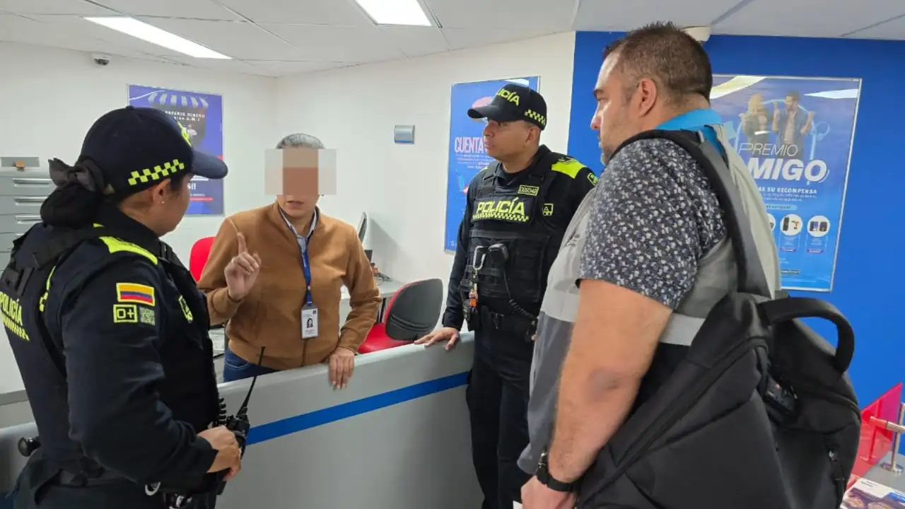 ¡Por la seguridad de su bolsillo! Autoridades intensifican presencia en entidades bancarias de Medellín 1 acompañameinto-bancos-medellin-ciudadanos-epoca-decembrina2