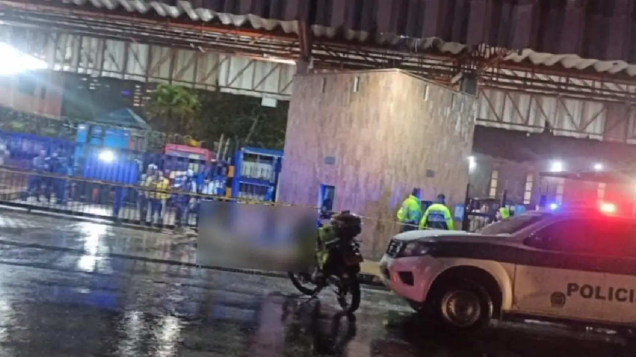 Otro ataque sicarial en menos de 24 horas: asesinan a un hombre en Bello cuando se escampaba de la lluvia ataque-sicarial-en-bello-afuera-empresa-gaseosa