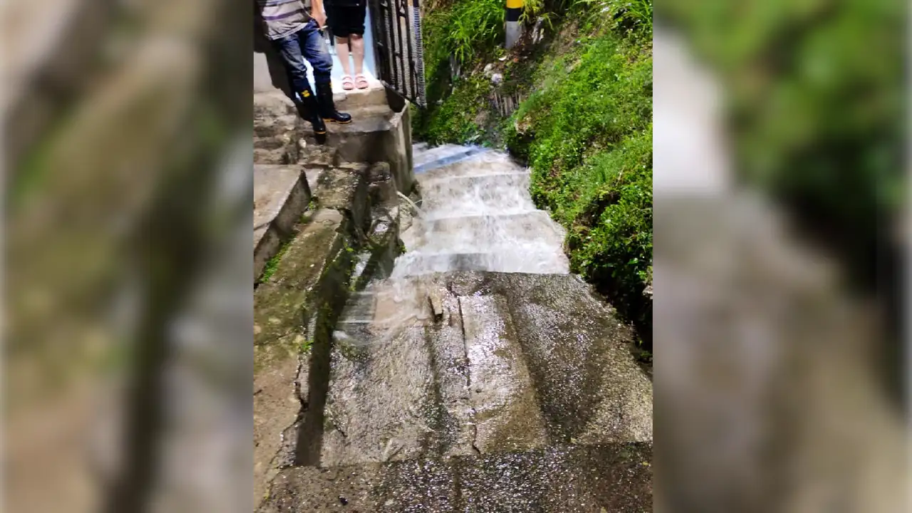 Balance de afectaciones tras nueva ruptura de tubo en Medellín:132 casas se habrían quedado sin agua 1 balance-daño-tuberia-comuna13-uno