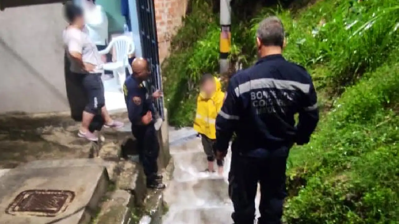 Balance de afectaciones tras nueva ruptura de tubo en Medellín:132 casas se habrían quedado sin agua balance-daño-tuberia-comuna13