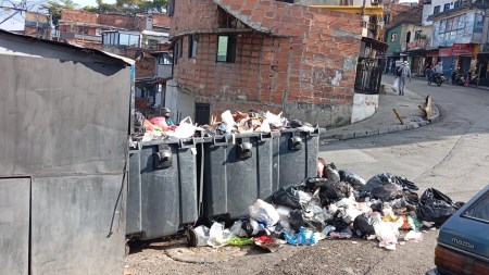 Los contenedores de basura no aguantan más, denuncian represamiento de basura en El Popular