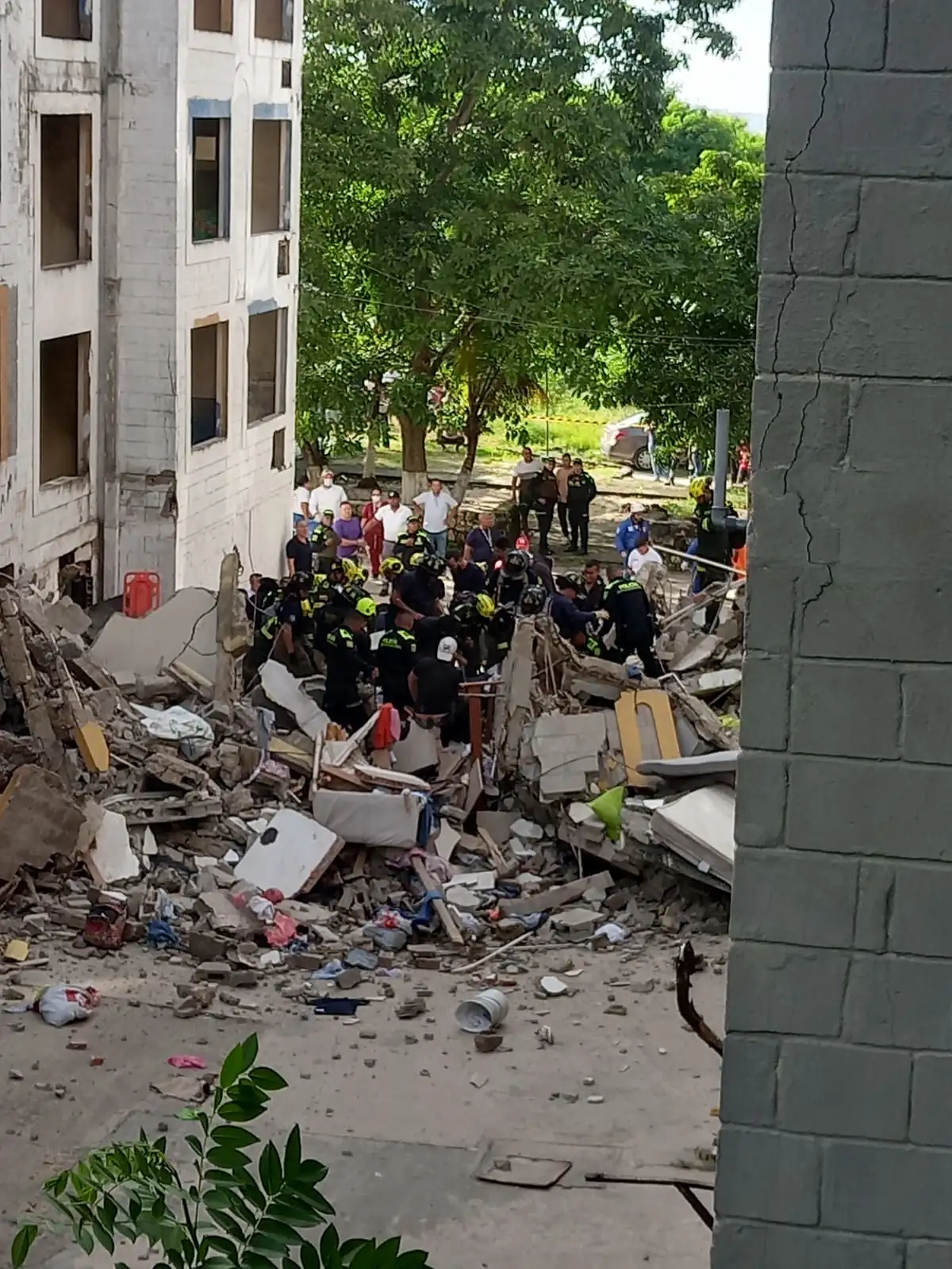 Se desplomó un edificio en Barranquilla, una mujer perdió la vida y tres menores quedaron atrapados