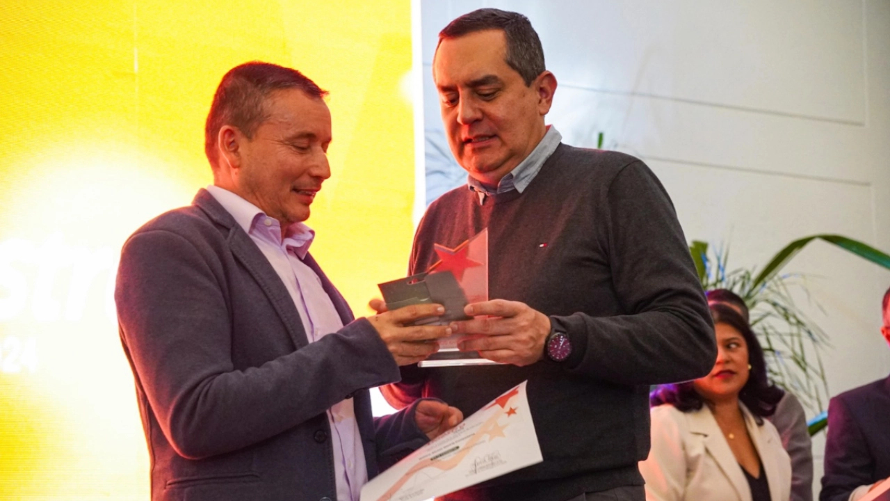La Alcaldía de Envigado reconoció a docentes destacados en la Gala del Maestro 2024