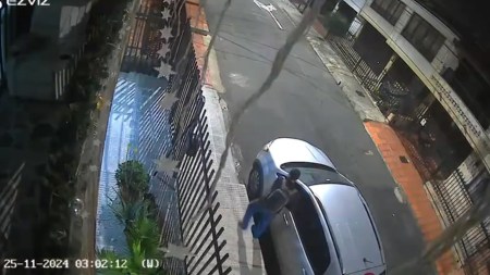 ¡Hasta cuándo! Ladrón de retrovisores de nuevo queda grabado en cámara de seguridad en Guayabal