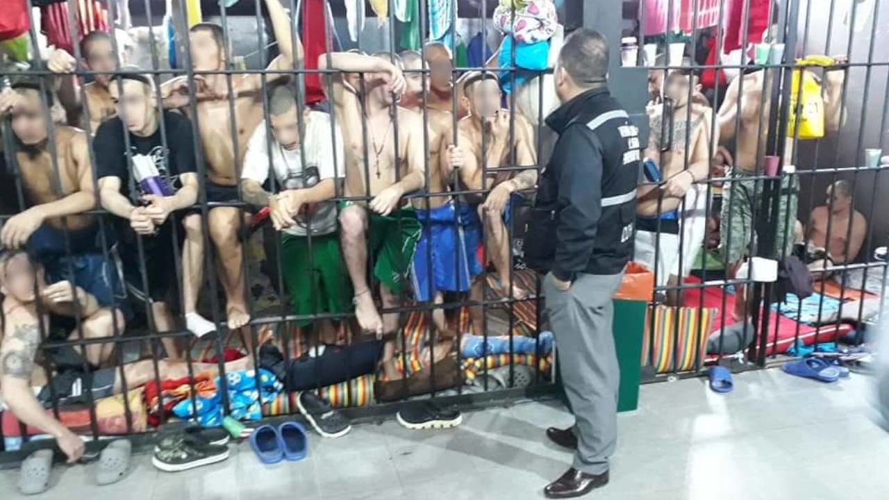 Veeduría Penitenciaria y defensor DDHH de la población privada de la libertad  piden colchonetas para los detenidos en estaciones de policía