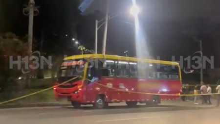 Impactante: dentro de un bus, un hombre le habría quitado la vida a una mujer en medio de una discusión
