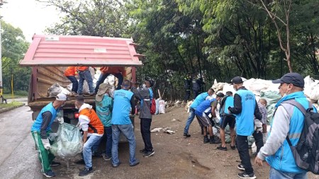 ¡Qué basurero! En jornada de limpieza al sector de Naranjal, Medellín, se recolectaron 5.5 toneladas de basura intervencion-limpieza-naranjal-medellin1