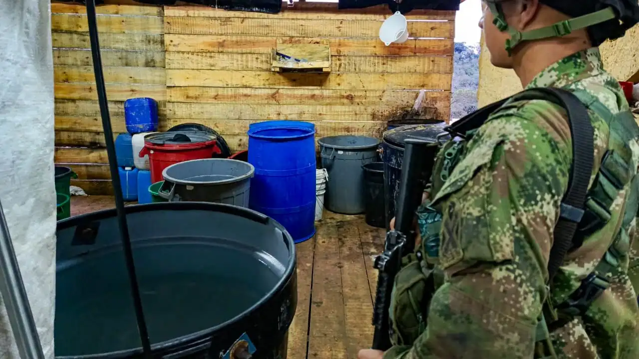 Escondido en zona boscosa de Santa Rosa de Osos hallaron laboratorio que producía 2 toneladas de coca 1 laboratorio-coca-destruido-ejercito-santarosaosos2