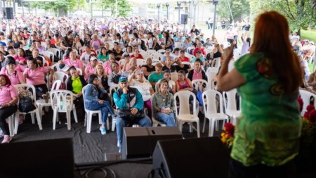 ¡Qué bonita labor! 1.000 madres comunitarias de Medellín reciben reconocimiento por su aporte al bienestar infantil madres-comunitarias