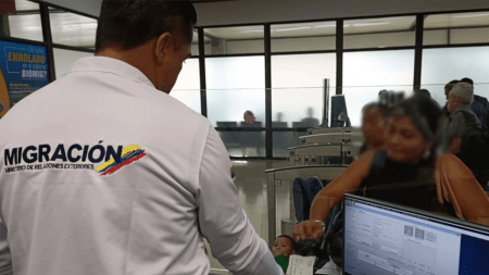 Largas e interminables filas denuncian en Migración en el aeropuerto de Rionegro