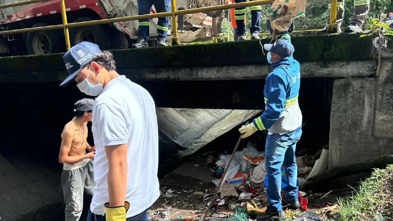 En un operativo en la malla del aeropuerto Olaya Herrera, Medellín, se recolectaron 7.350 kilos de basura 4 operativo-limpieza-aeropuerto-olayaherrera