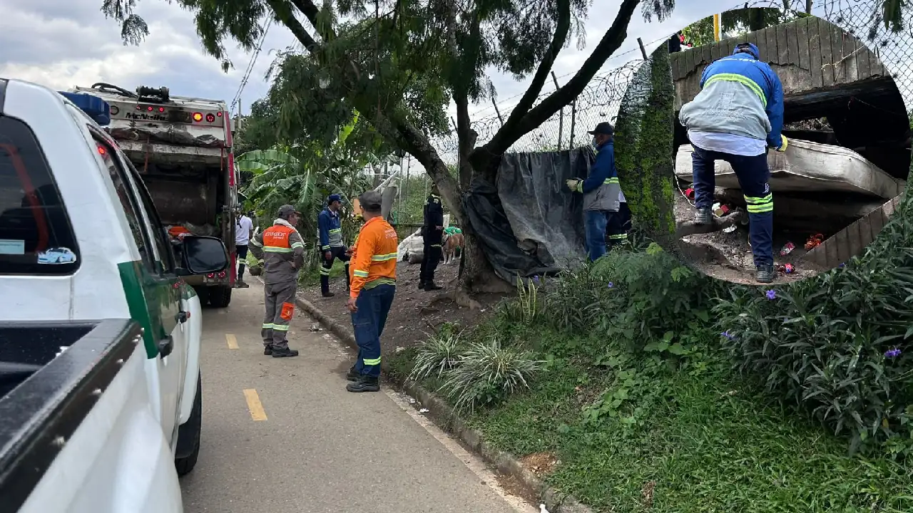 En un operativo en la malla del aeropuerto Olaya Herrera, Medellín, se recolectaron 7.350 kilos de basura operativo-limpieza-aeropuerto-olayaherrera2