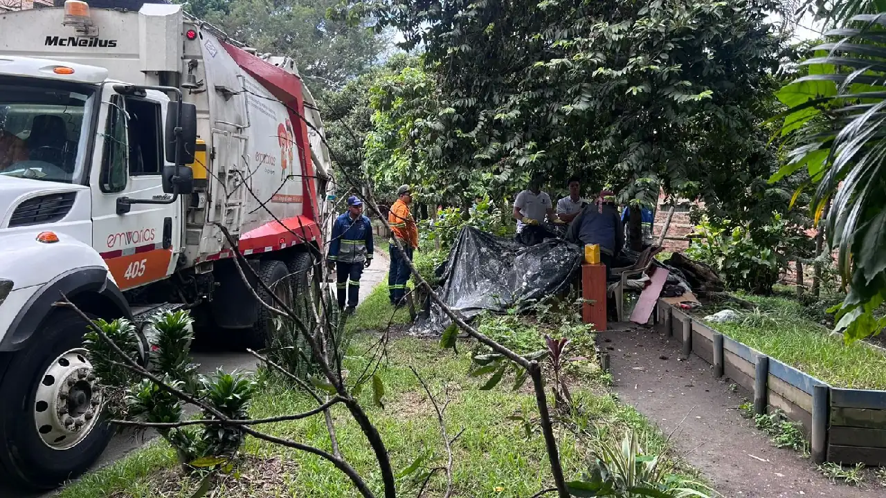 En un operativo en la malla del aeropuerto Olaya Herrera, Medellín, se recolectaron 7.350 kilos de basura 1 operativo-limpieza-aeropuerto-olayaherrera4
