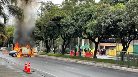Incendian vehículo de la Secretaría de Movilidad en medio de la protesta en la Av. Las Vegas Incendian vehículo de la Secretaría de Movilidad en medio de la protesta en la Av. Las Vegas