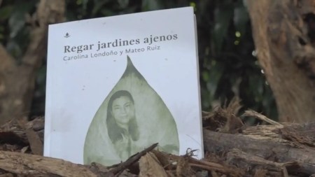 Regar Jardines Ajenos: Un Viaje a las Profundidades del Cuidado Materno