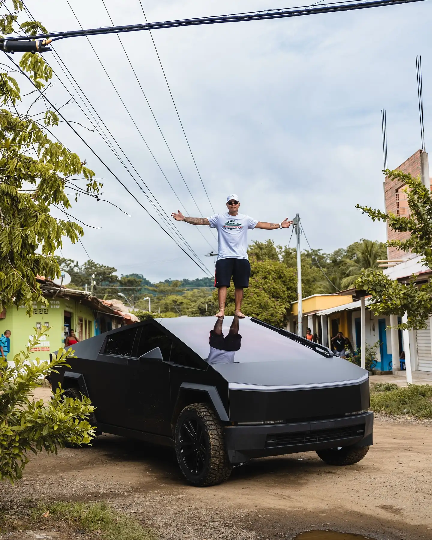 La llegada del primer Cybertruck de Tesla causa sensación en Urabá
