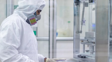 ¡Qué buena noticia! UdeA firmó dos convenios que le permitirán fabricar medicamentos La Universidad de Antioquia producirá tratamiento para el VIH en su planta de medicamentos esenciales