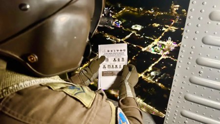 Desde el aire la Fuerza Aérea distribuye volantes sobre los criminales más buscados en Antioquia